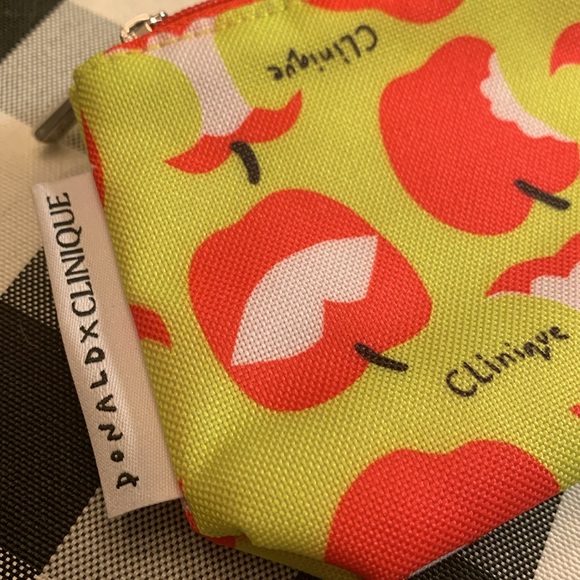 NIP Clinique Makeup Bag with full size lipstick - Picture 7 of 11